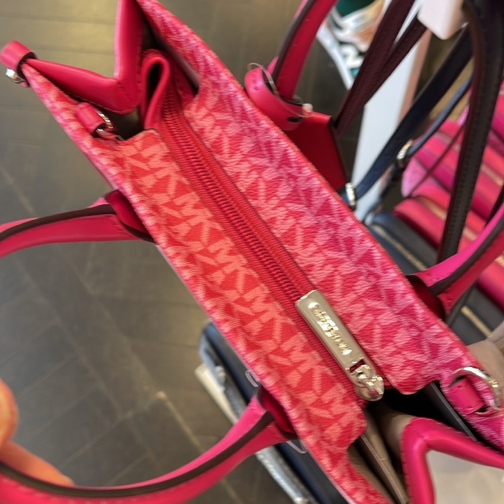 Michael Kors Mirella Small Ombré Signature Logo Crossbody Bag
Dragonfruit
NWT - Picture 13 of 15